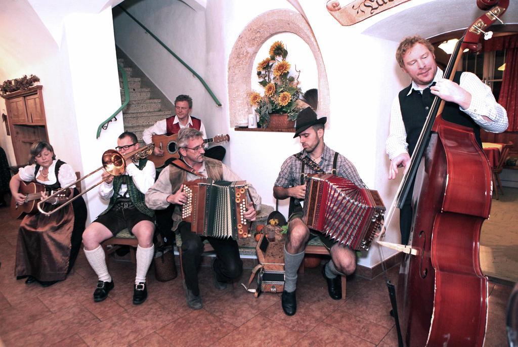Hotel - Wirts'Haus "Zum Schweizer" โลเฟอร์ ภายนอก รูปภาพ