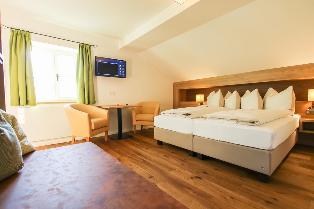 Hotel - Wirts'Haus "Zum Schweizer" โลเฟอร์ ภายนอก รูปภาพ